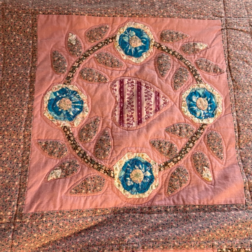 Dated 1989 SAMPLER Cotton PATCHWORK QUILT  - 86”x 100” Pink - Picture 12 of 16